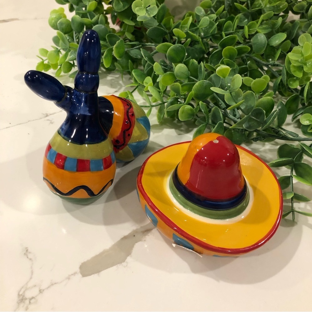 Mexican style salt, and pepper shakers Multi colour NWOT sombrero  and maracas
